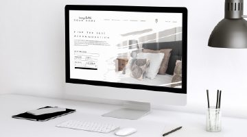 Website auf Bildschirm auf Schreibtisch